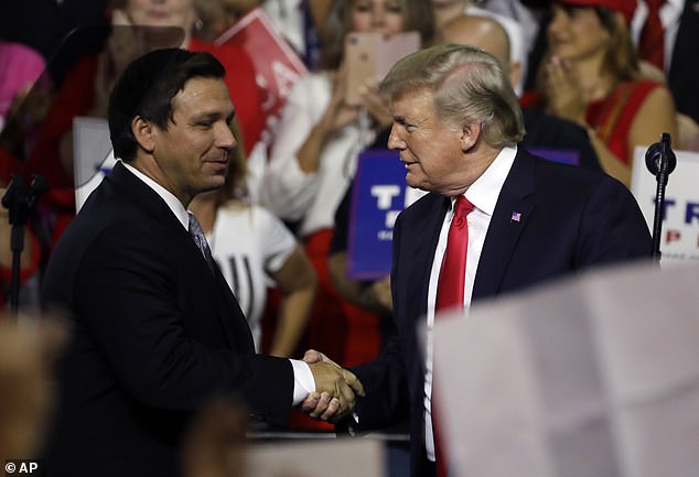 Trump unterstützte DeSantis bei seiner Bewerbung um das Amt des Gouverneurs in Florida im Jahr 2018 und nutzte seine Rockschöße, um ihm die Nominierung der Republikaner und schließlich den Sieg zu sichern