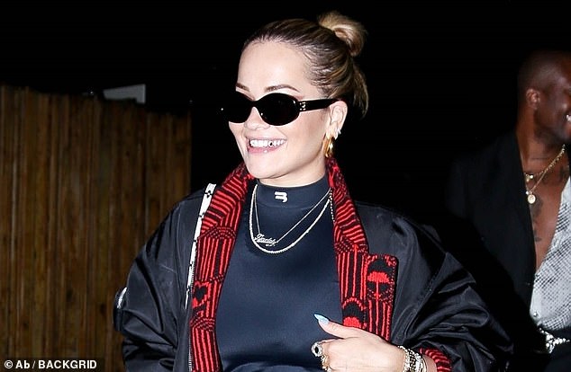 Ein echter Hingucker: Rita Ora ließ einen Zahnschmuck aufblitzen, als sie 2022 Zack Bias Party im The Nice Guy in West Hollywood besuchte