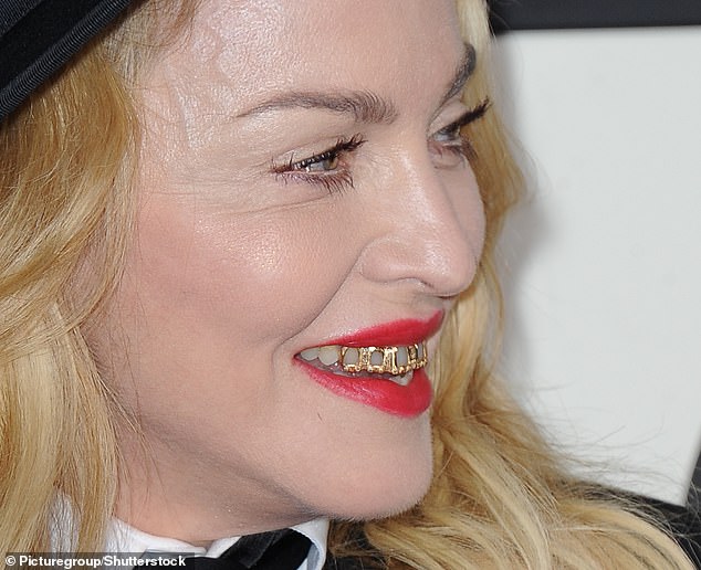 Madonna, hier bei den 56. jährlichen Grammy Awards 2014 abgebildet, hat bei zahlreichen Gelegenheiten einen Grill getragen
