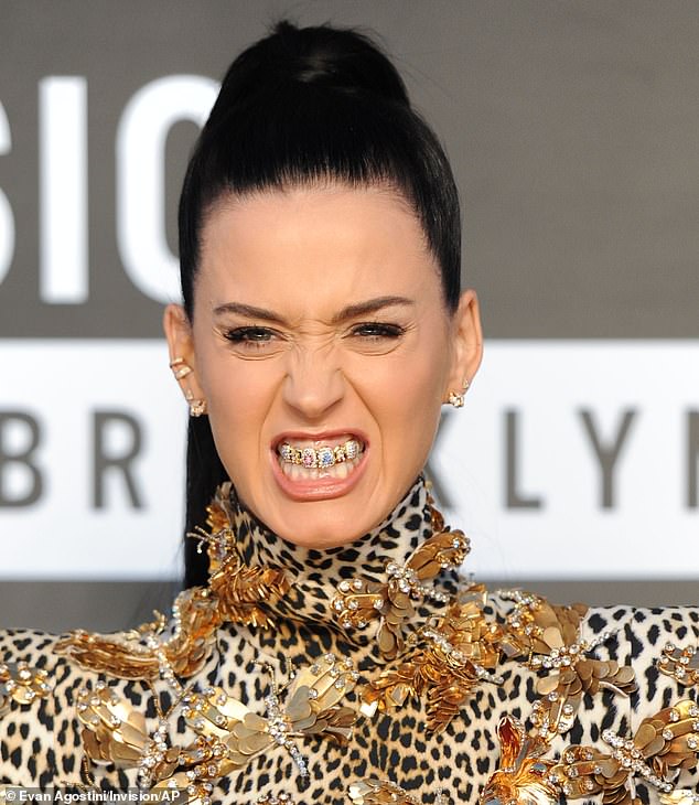 Katy Perry trug bei den MTV Video Music Awards 2013 dieses Beispiel eines Grills, auf dem das Wort „Roar“ stand