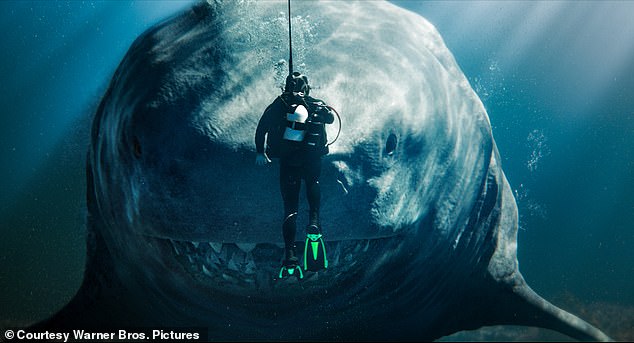 In der Meg-Filmreihe wird der Megalodonhai als gigantisches, monströses Biest dargestellt, das durch das Wasser auf ahnungslose Opfer zurast