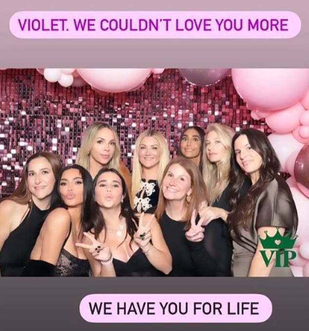 Kim hat ein Foto gepostet, auf dem sie das Bat-Mizwa-Mädchen Violet feiert