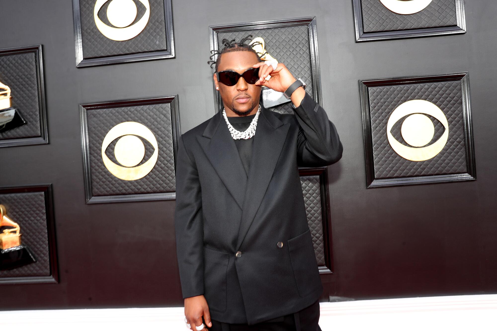 Ein Mann auf dem roten Teppich der Grammys mit seiner Brille.