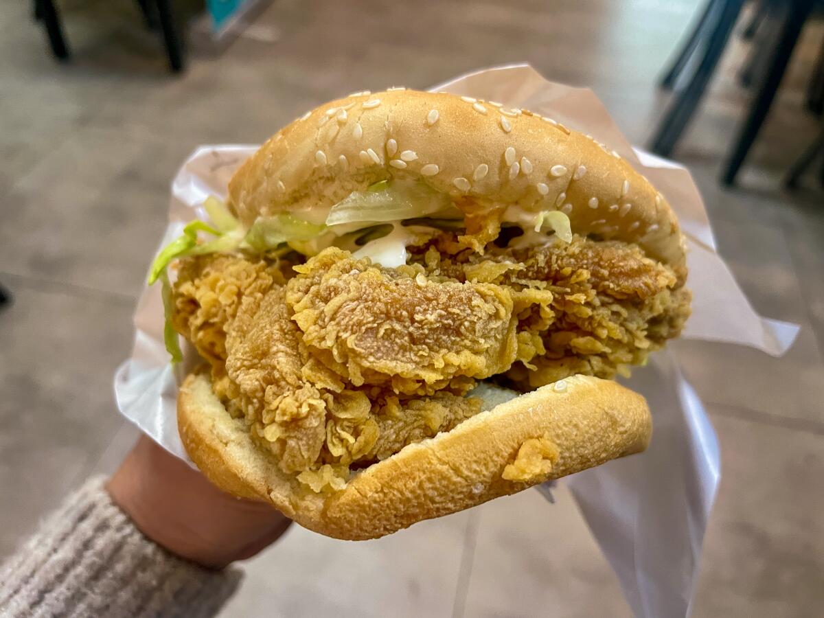 Signature Spicy Chicken Burger von Chickii Fried Chicken in San Gabriel.