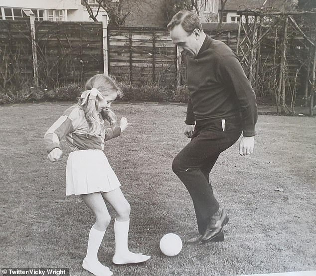 Vickys Vater Billy Wright, der seine gesamte Fußballkarriere bei den Wolverhampton Wanderers verbrachte, starb 1994 an derselben Krebsart