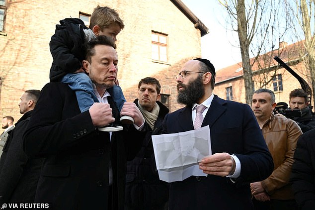 Musk überprüft zusammen mit Rabbi Menachem eine Karte
