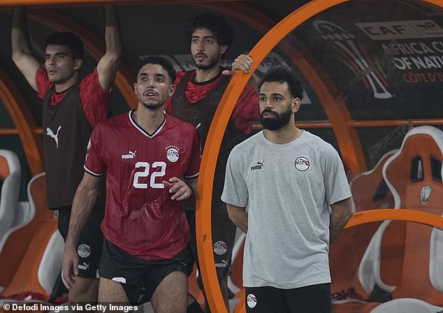 Salah (rechts) hat von der Seitenlinie aus zugeschaut, aber er wird sich nun in Liverpool von seiner Verletzung erholen
