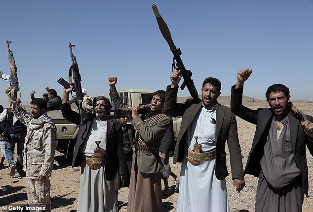 Huthi-Rebellen sind am Montag bei einer Stammeskundgebung in der Nähe von Sanaa im Jemen abgebildet