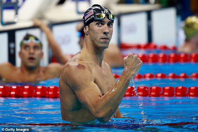 Phelps ist mit insgesamt 28 Medaillen der höchstdekorierte Olympiateilnehmer aller Zeiten.  Im Jahr 2016 gab er seinen zweiten Rücktritt bekannt;  Abgebildet bei den Olympischen Spielen 2016 in Rio de Janeiro