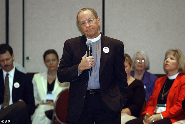 Gene Robinson spricht 2003 vor der National General Convention der Episcopal Church in Minneapolis