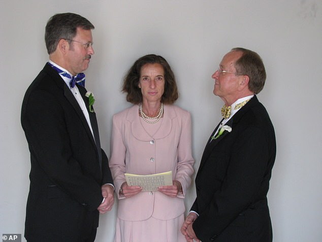 Mark Andrew (links) und Bischof V. Gene Robinson werden während ihrer privaten zivilen Trauungszeremonie gezeigt, die Ronna Wise an diesem Samstag, dem 7. Juni 2008, in Concord, NH, durchführte