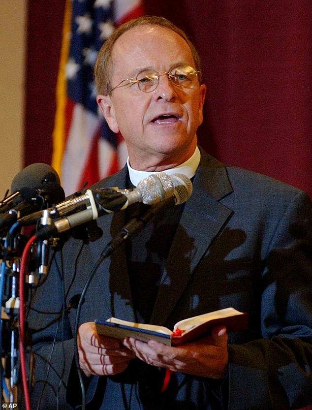 Gene Robinson liest auf einer Pressekonferenz aus der Bibel, nachdem ihn die Episcopal Church am Dienstag, dem 5. August 2003 in Minneapolis als Bischof von New Hampshire bestätigt hatte