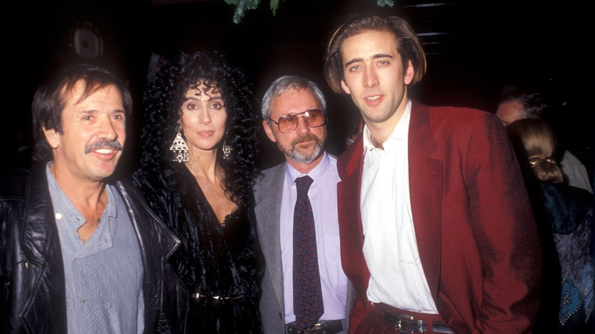 Sonny Bono, Cher, Norman Jewison und Nicolas Cage posieren zusammen