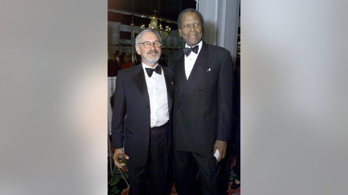 Norman Jewison und Sidney Poitier posieren zusammen