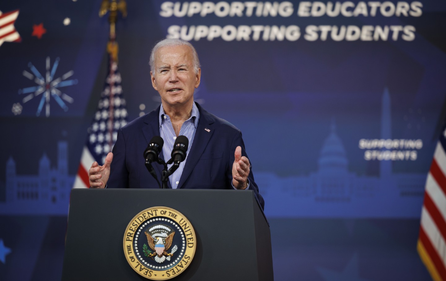 Präsident Joe Biden spricht während einer Veranstaltung der National Education Association im Eisenhower Executive Office Building in Washington, DC, am 4. Juli 2023.