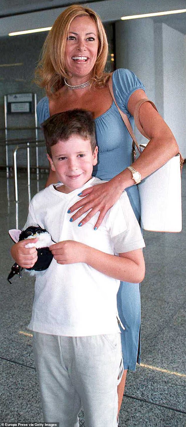 Ana stellte sich vor, wie sie 1999 mit ihrem geliebten Sohn am Flughafen von Mallorca ankam. Er starb 2020 auf tragische Weise an Krebs