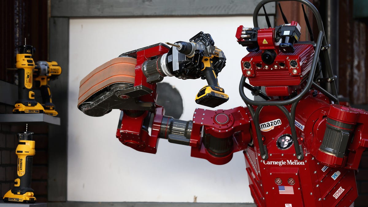 Roter KI-Roboter, der eine Bohrmaschine hält