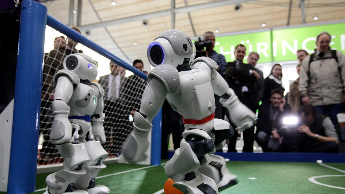 KI-Roboter spielen Fußball in einer Demonstration