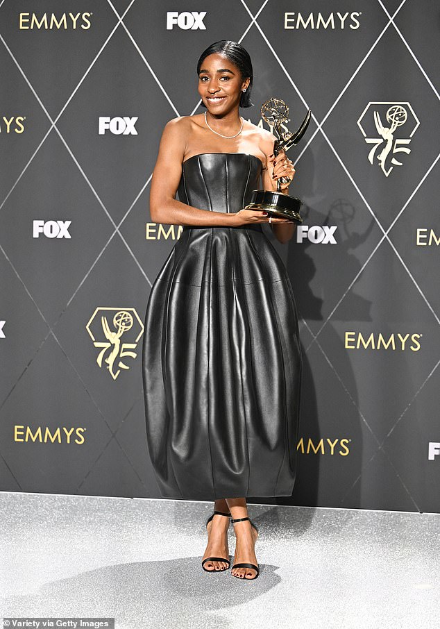 Ayo Edebiri, Gewinnerin des Preises für „Herausragende Nebendarstellerin in einer Comedy-Serie“ für "Der Bär," posiert Anfang dieses Monats im Presseraum der 75. Primetime Emmy Awards