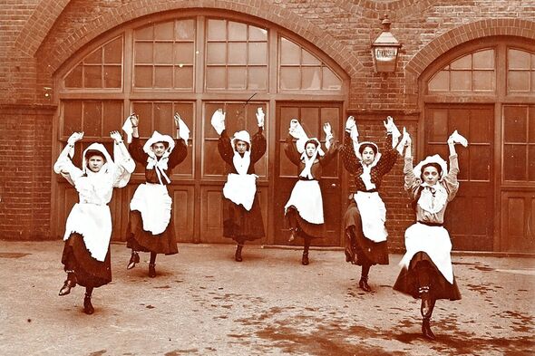 NEUER CRAZE: Junge Frauen tanzen Morris im frühen 20. Jahrhundert