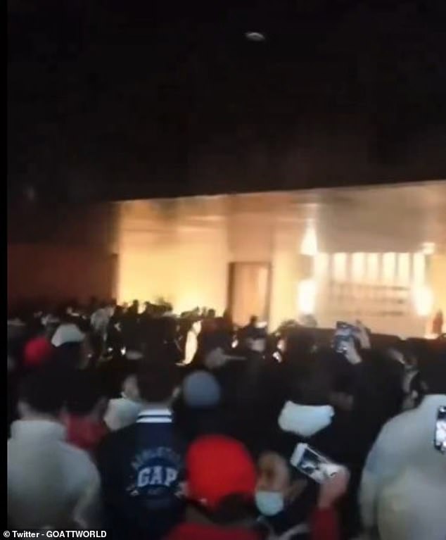 In einem Video in den sozialen Medien soll zu sehen sein, wie Fans in Al-Nassrs Hotel stürmen, um ihrem Frust über die Nachricht Ausdruck zu verleihen