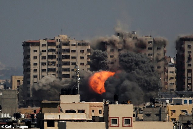 Auch der Krieg in Gaza wurde als Faktor genannt.  Der Konflikt begann am 7. Oktober, als Bewaffnete der Hamas einen Überraschungsangriff auf Israel starteten, bei dem mehr als 1.400 Menschen getötet und über 220 Geiseln genommen wurden