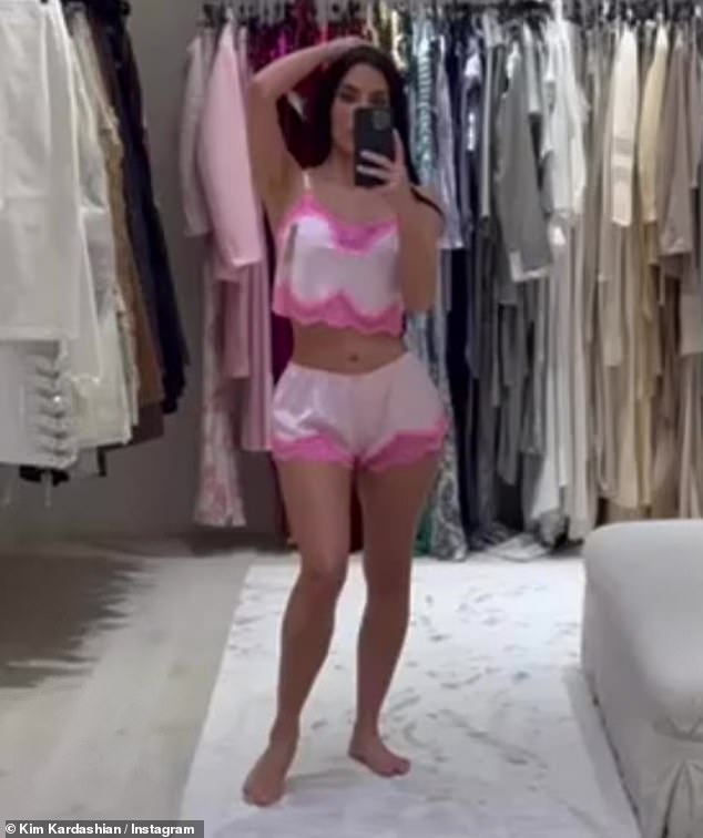 Als Model für ein zweites Outfit schlüpfte Kim später in einen blassrosa Seiden-Zweiteiler mit pinkfarbenen Spitzendetails