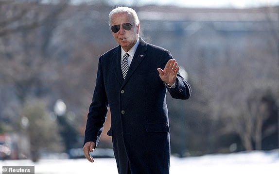 FILE PHOTO: U.S. President Joe Biden waves towards the media after landing on the South Lawn of the White House in Washington, U.S., January 22, 2024. REUTERS/Evelyn Hockstein/File Photo
