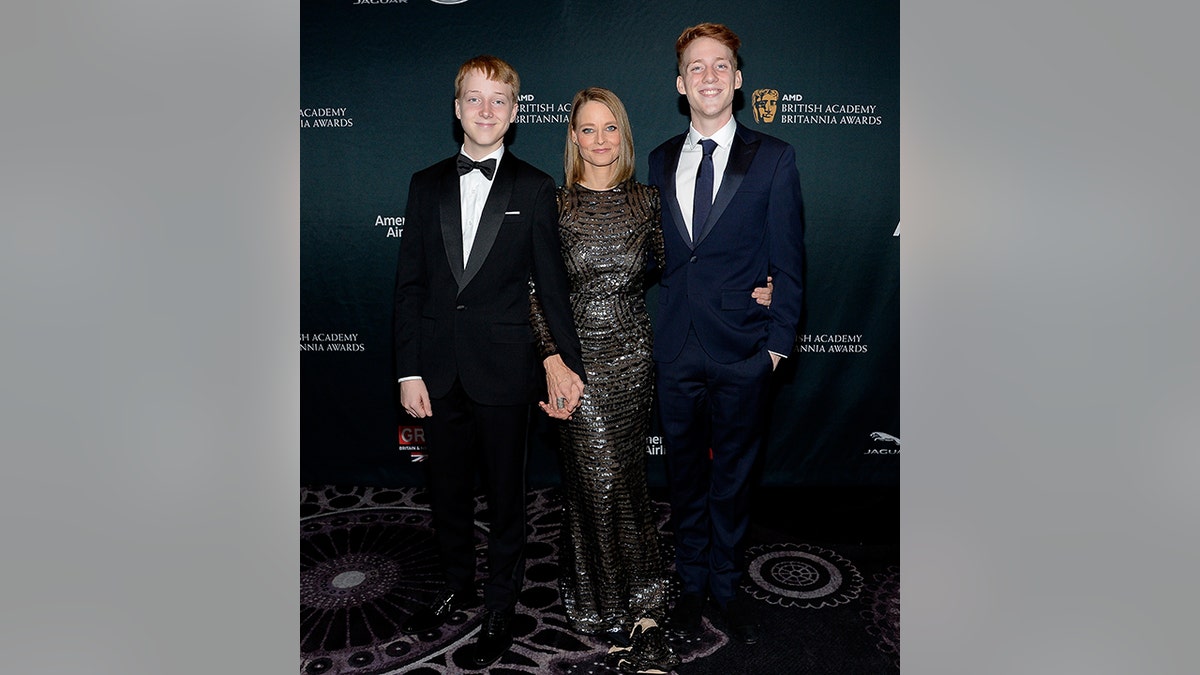 Jodie Foster posiert in einem glitzernden Kleid mit ihren beiden Söhnen Charles und Christopher