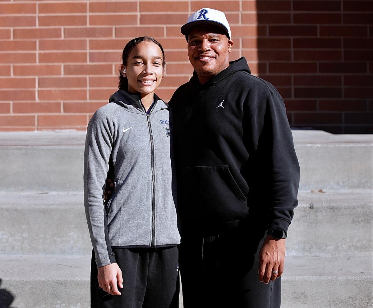 Carrington Davis, Juniorwärterin der Rialto High School, posiert für ein Foto mit ihrem Vater Tyrell Parks.