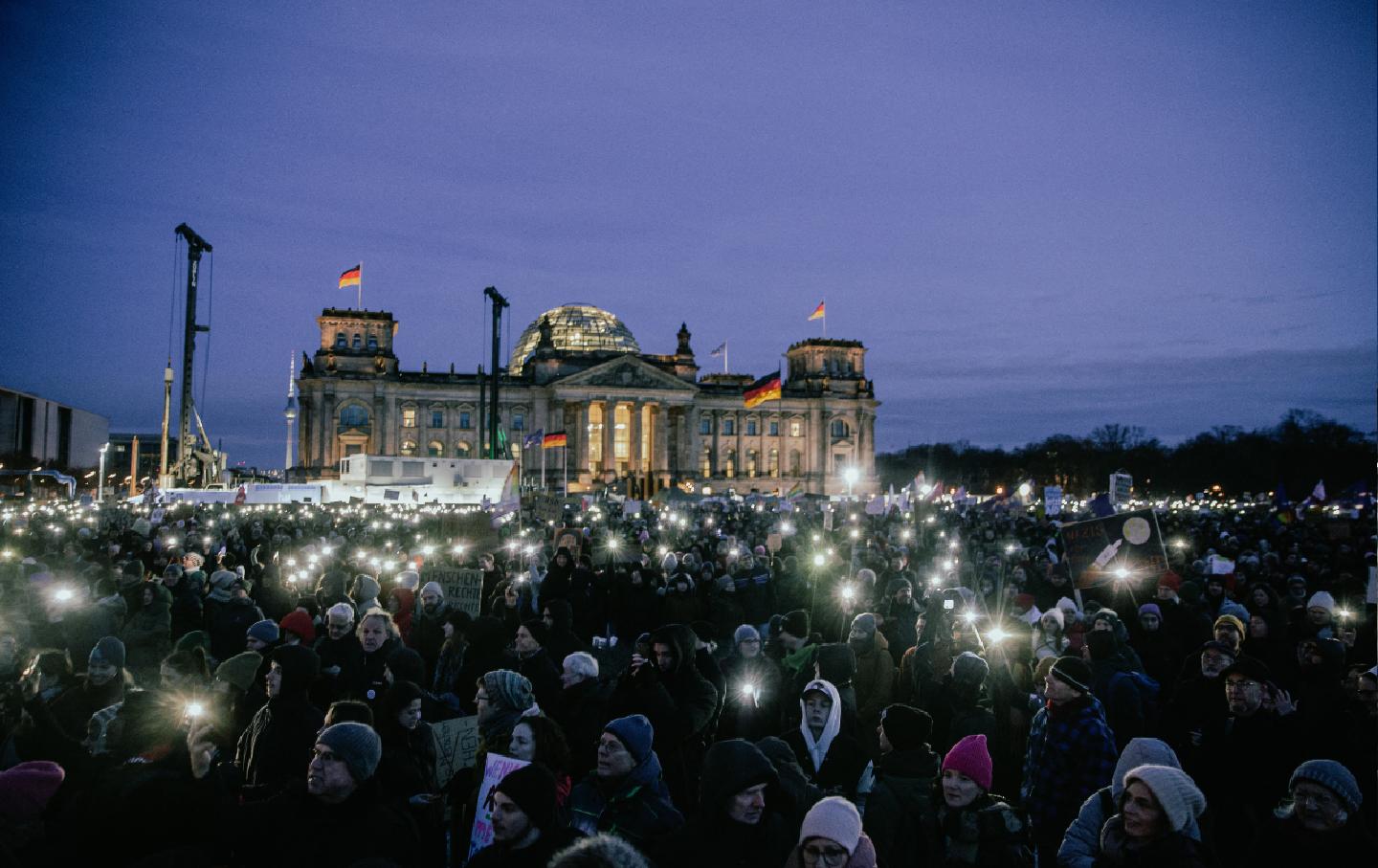 350.000 Menschen versammeln sich vor dem Bundestag in Berlin.