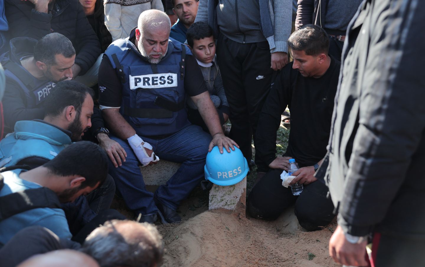 Der Al-Jazeera-Reporter Wael Dahduh verlor seine Frau, seinen Sohn, seine Tochter und seinen Enkel bei israelischen Luftangriffen am 25. Oktober 2023. Auf dem Foto vom 7. Januar trauert er um seinen Sohn, einen weiteren von Israel getöteten Journalisten.