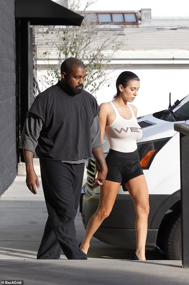 In letzter Zeit ist die Sorge um Kanyes neue Frau Bianca Censori, 29, gewachsen, die in einer Reihe bizarrer und expliziter Outfits abgebildet ist, darunter auch Sexspielzeughosen.  (Im Bild: Kanye und Bianca tragen am Montag Shorts, in denen ein Sexspielzeug Platz findet.)