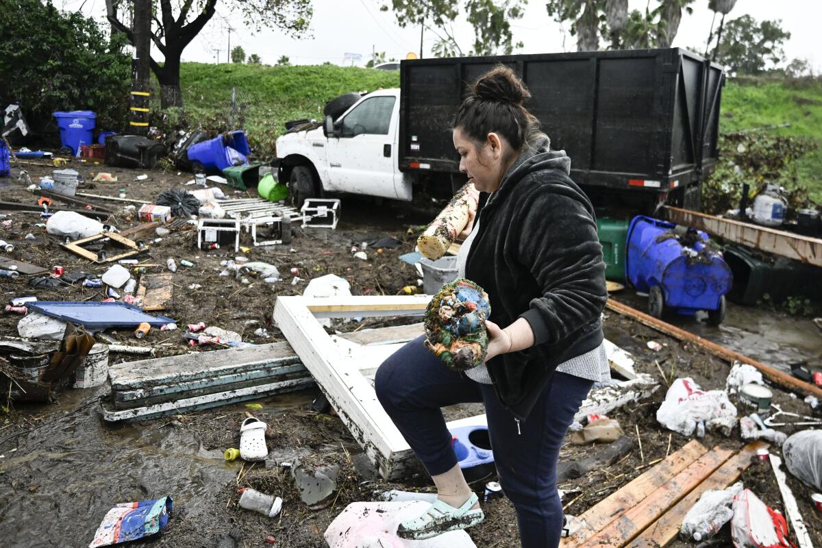 Marlene Sanchez-Barriento rettet Gegenstände hinter ihrem Haus 