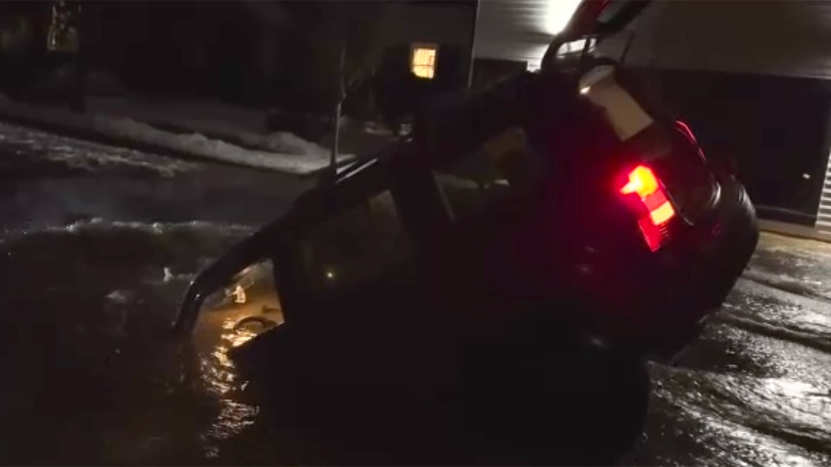 Das Video zeigt den Moment, in dem ein SUV in ein Erdloch im US-Bundesstaat Washington stürzt