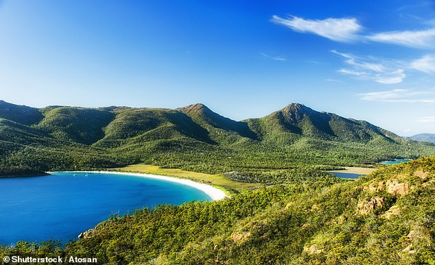 Tasmaniens Wineglass Bay (im Bild) auf der Freycinet-Halbinsel wurde als „Stück vom Himmel“ bezeichnet und schaffte es wegen ihrer „rosa Granitberge, azurblauen Buchten und rauen Küstenwälder“ auf die Liste.