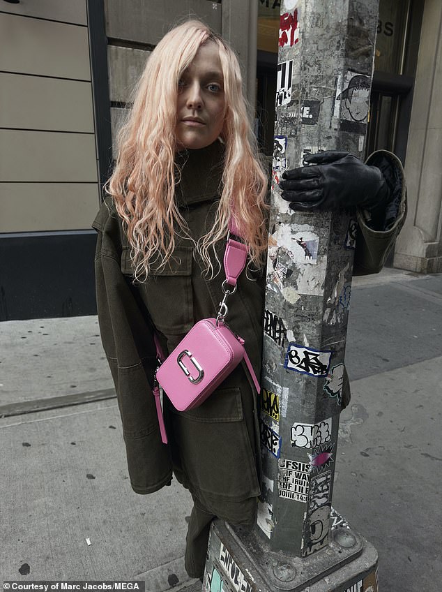 Währenddessen trug Dakota Fanning, die 2007 im Alter von gerade einmal 12 Jahren in einer Werbeanzeige für die Marke mitwirkte, eine rosafarbene Perücke und eine Umhängetasche