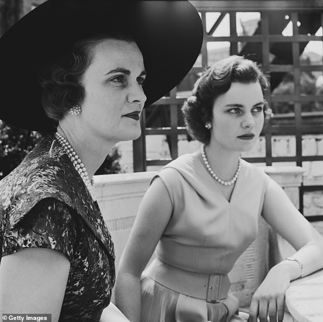 Für diejenigen, die sie kannten, lebte Frances (rechts) im Schatten der skandalösen Scheidung ihrer Mutter Margaret (links) vom Herzog von Argyll