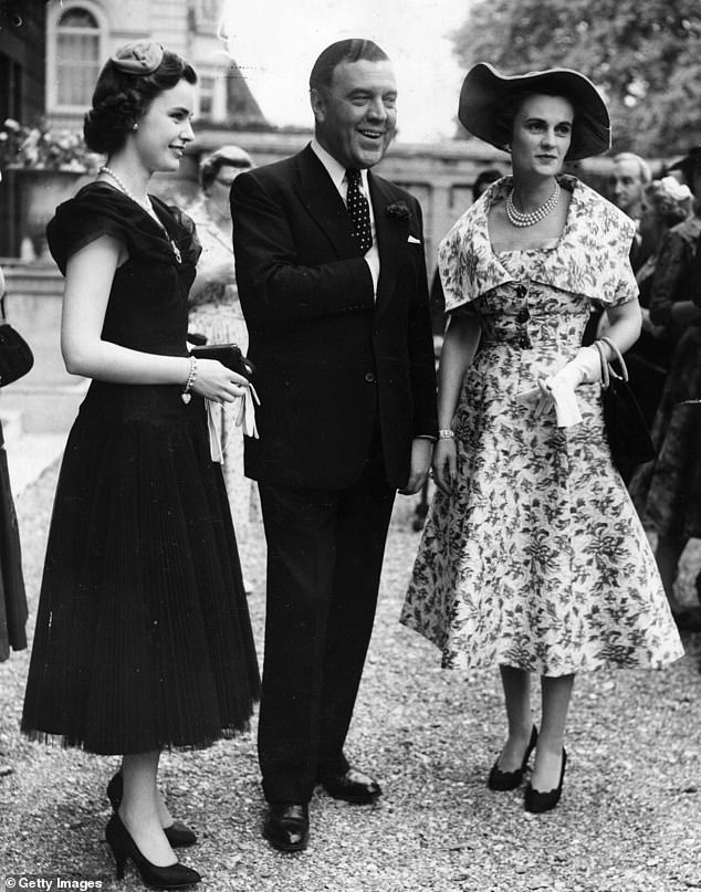 Frances (links) mit ihrer Mutter Margaret (rechts) und dem Modedesigner Norman Hartnell bei einer Cocktailparty für ausländische Modeeinkäufer im Lancaster House, London, im Jahr 1955
