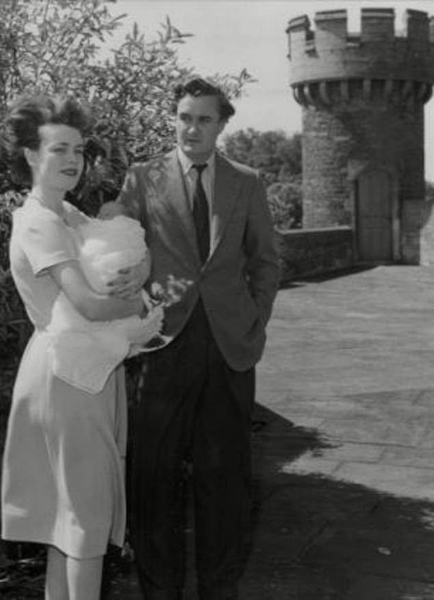 Frances abgebildet mit ihrem Ehemann Charles Manners, 10. Herzog von Rutland, und ihrem neugeborenen Sohn David im Belvoir Castle im Jahr 1959