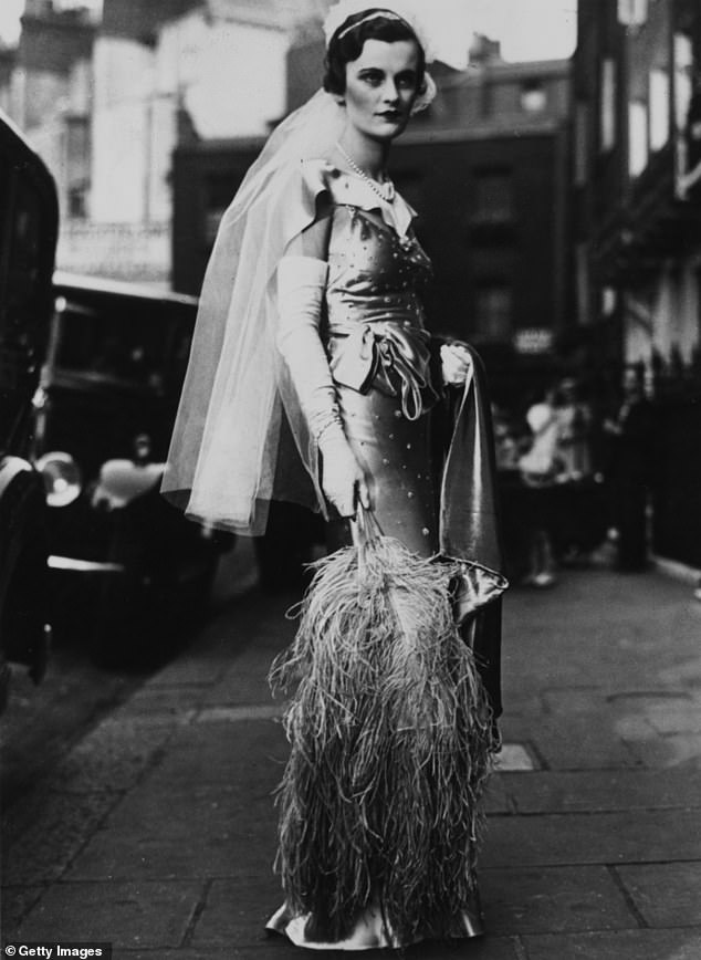 Margaret Whigham, abgebildet vor ihrer Präsentation im Buckingham Palace im Jahr 1934, war eine glamouröse Prominente, deren Outfits die britische Öffentlichkeit während der Weltwirtschaftskrise faszinierten
