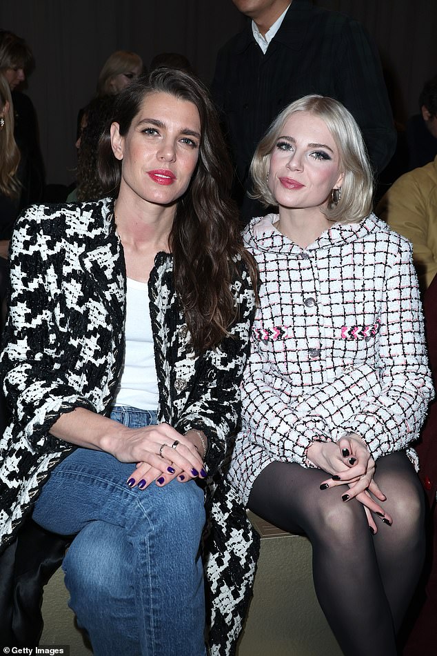 Charlotte Casiraghi (links) und Lucy Boynton (rechts) besuchen die Chanel Haute Couture Frühjahr/Sommer 2024-Show