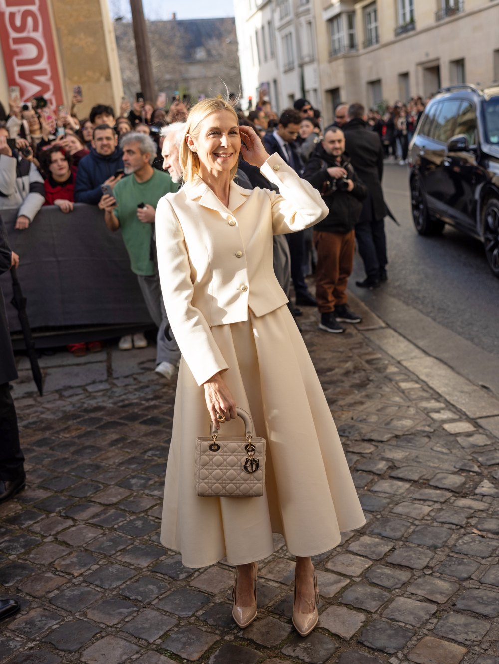 Kelly Rutherford verkörpert Gossip Girl im weißen Dior-Blazer