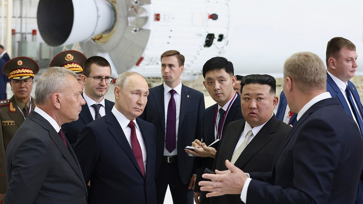 Wladimir Putin trifft sich mit Kim Jong Un, umgeben von nordkoreanischen und russischen Beamten