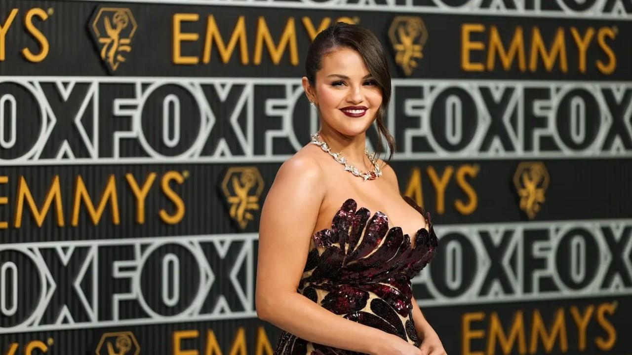 Selena Gomez nimmt am 15. Januar 2024 an den 75. Primetime Emmy Awards im Peacock Theatre teil