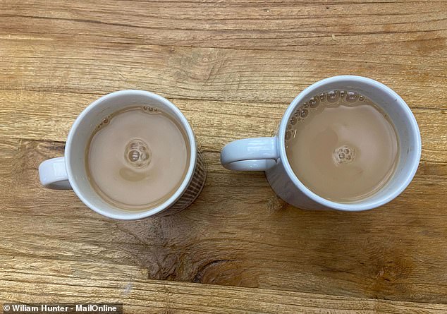 Erkennst du den Unterschied?  Die Tasse rechts wurde mit heißer Milch in einer heißen Tasse aufgebrüht, während die Tasse links ganz normal aufgebrüht wurde.  Die heiße Milch schien zunächst leicht zu gerinnen, dies löste sich jedoch nach dem Rühren auf