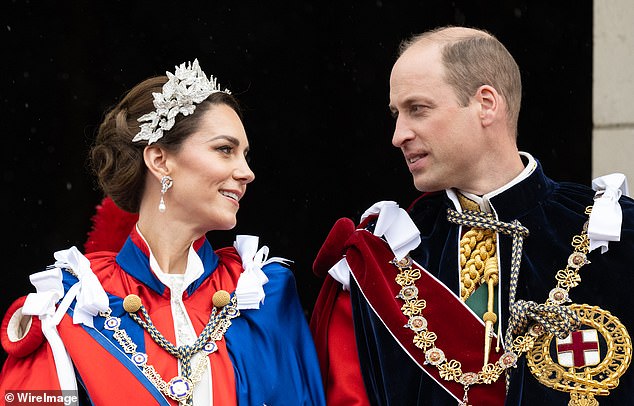Kate und William würden sich immer auf das Vereinigte Königreich konzentrieren, wo sie schließlich Staatsoberhäupter werden würden, während Meghan und Harry frei durch die Reiche wandern könnten