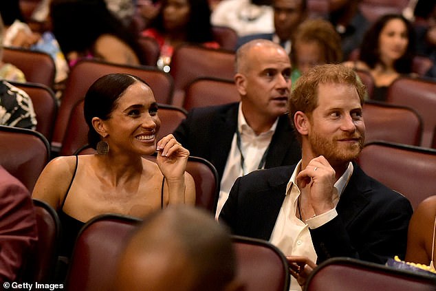 Meghan und Harry, die vor vier Jahren von ihren königlichen Pflichten zurücktraten, standen bei der Premiere auch neben dem Premierminister und seiner Frau Julia