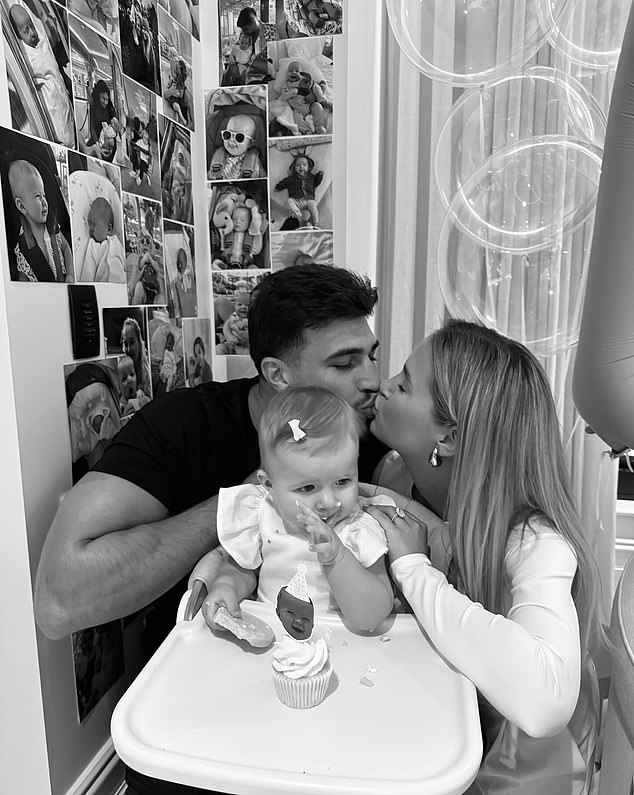 In einem Instagram-Post sagte Molly-Mae: „Mein Einjähriger.“  Alles Gute zum ersten Geburtstag für mein kleines Mädchen ... Ich liebe dich jeden Tag mehr#
