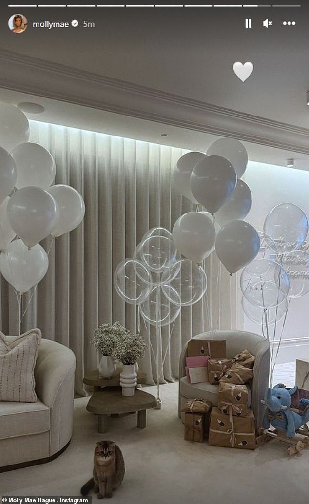 Molly-Mae dekorierte ihr Wohnzimmer in ihrem luxuriösen 4-Millionen-Pfund-Haus in Cheshire zum Geburtstag ihrer kleinen Tochter